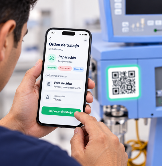 Técnico revisa orden de trabajo en celular